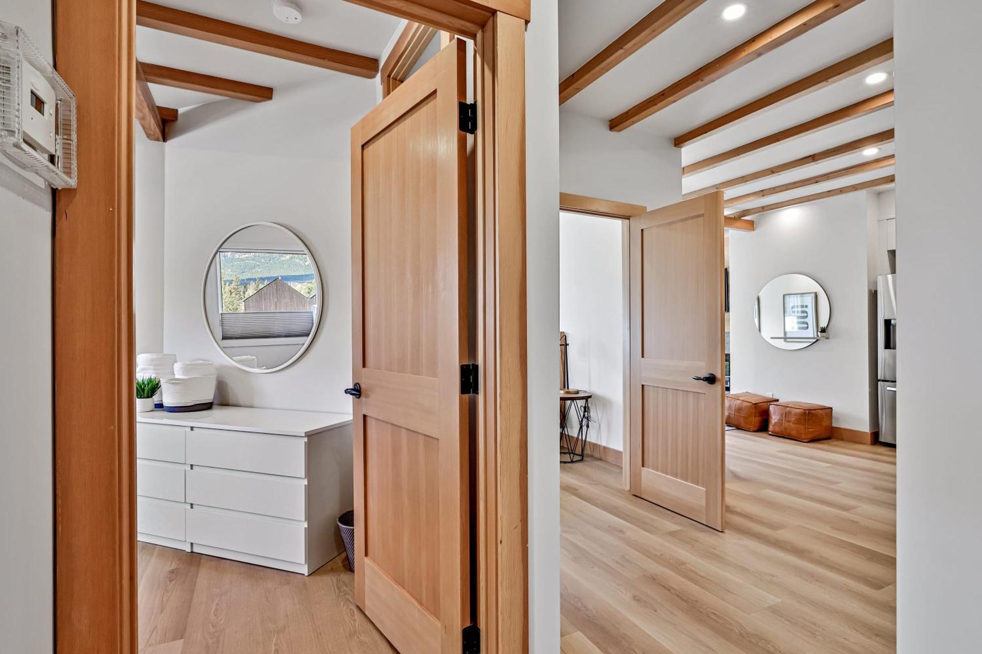 Ravens Crest Lodge - Stunning Views Perfectly Located On Main Street Canmore Buitenkant foto