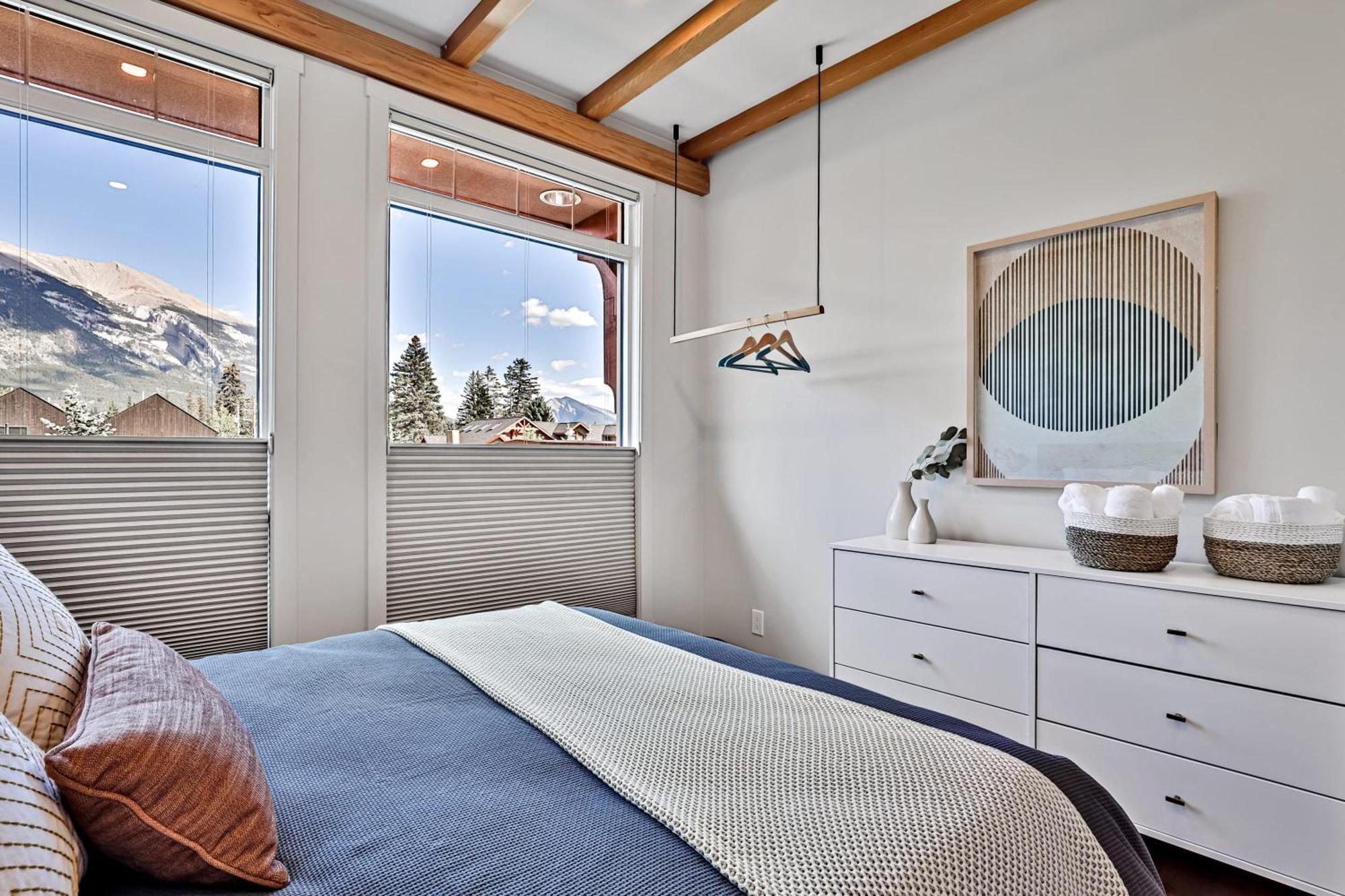 Ravens Crest Lodge - Stunning Views Perfectly Located On Main Street Canmore Buitenkant foto