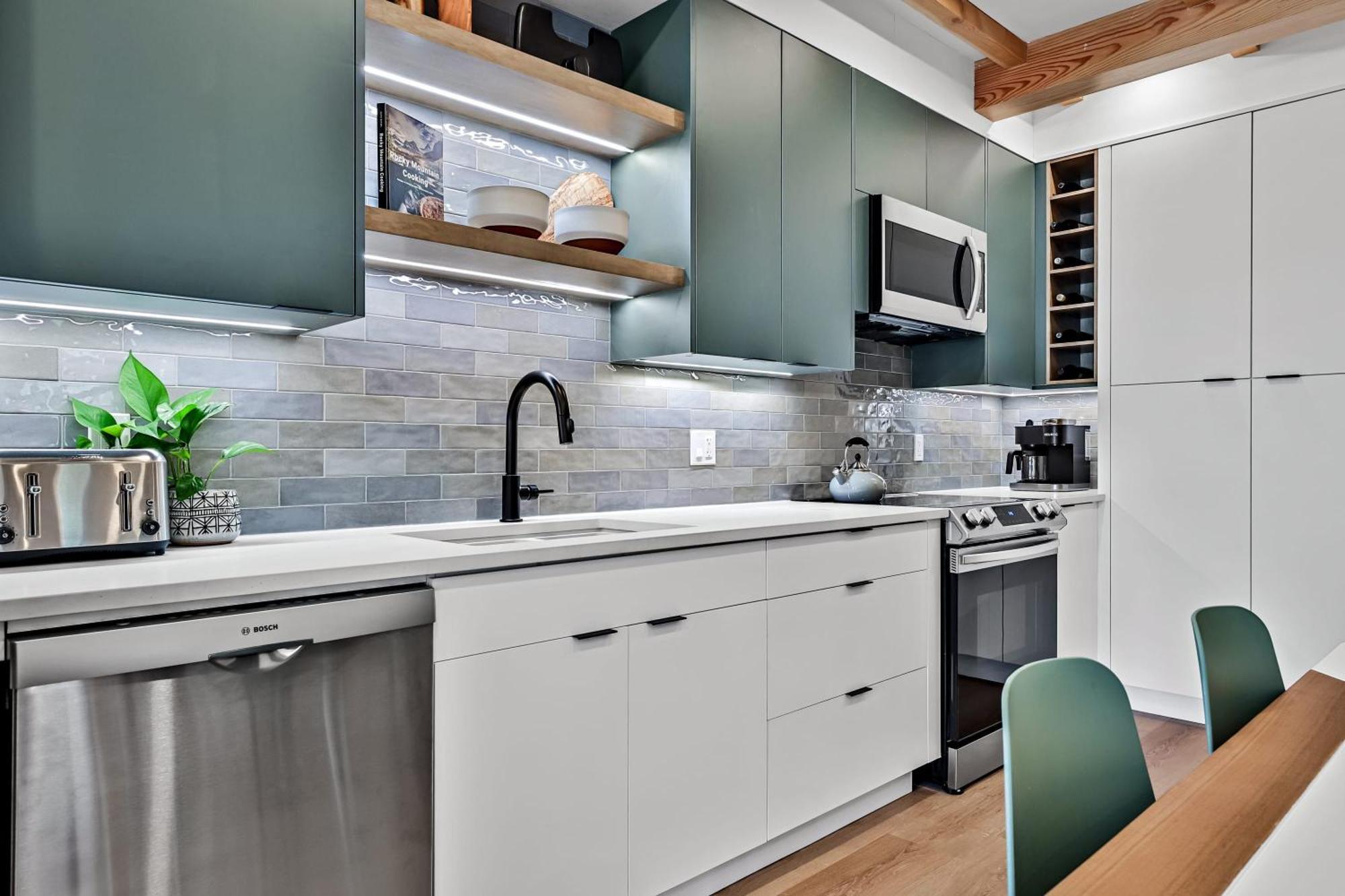 Ravens Crest Lodge - Stunning Views Perfectly Located On Main Street Canmore Buitenkant foto