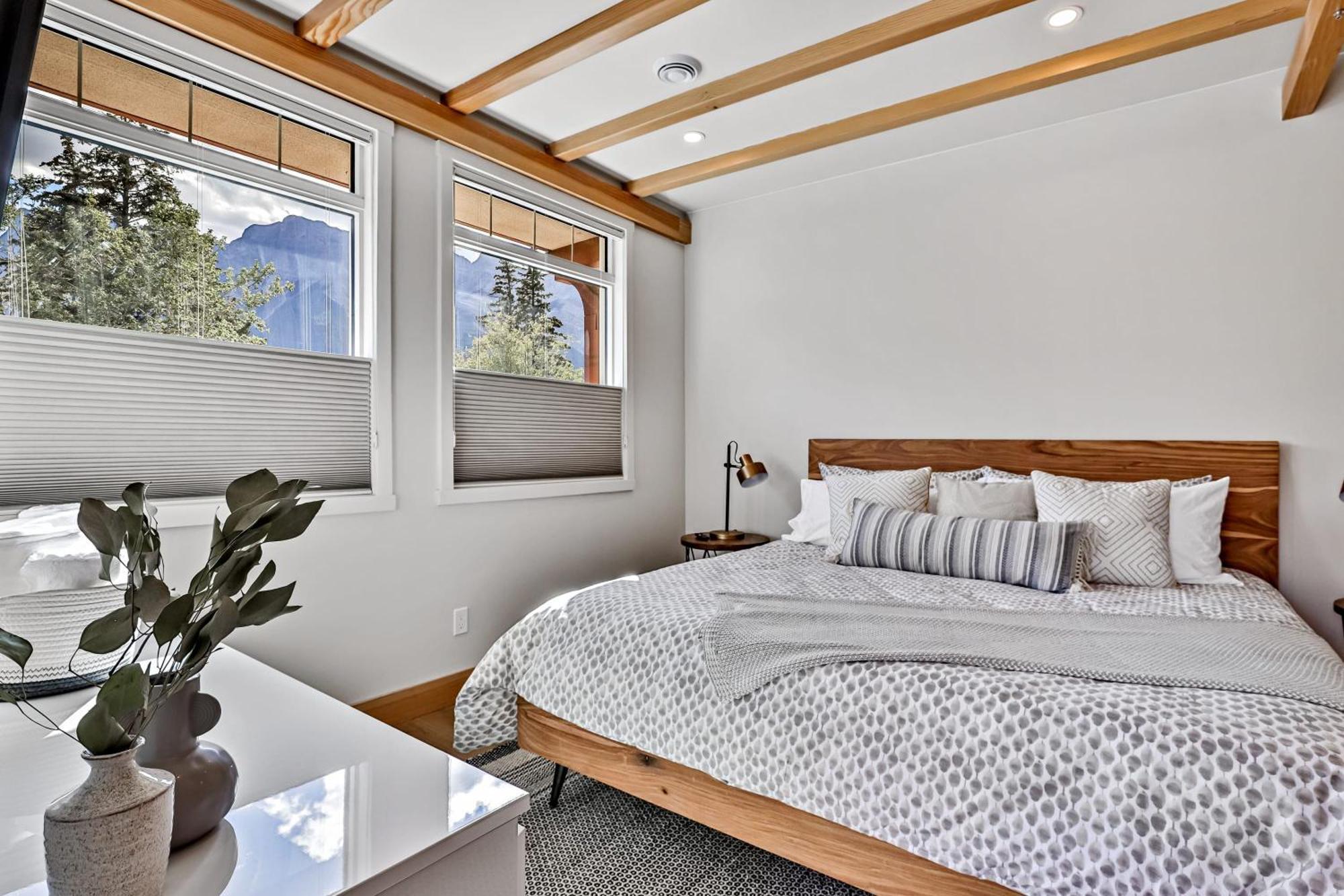 Ravens Crest Lodge - Stunning Views Perfectly Located On Main Street Canmore Buitenkant foto