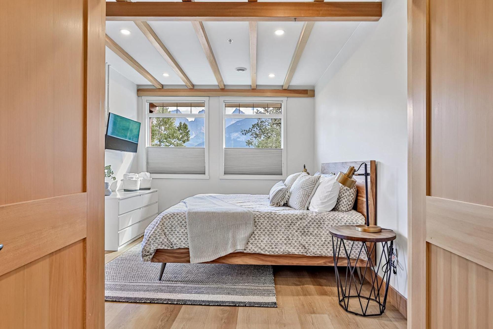 Ravens Crest Lodge - Stunning Views Perfectly Located On Main Street Canmore Buitenkant foto