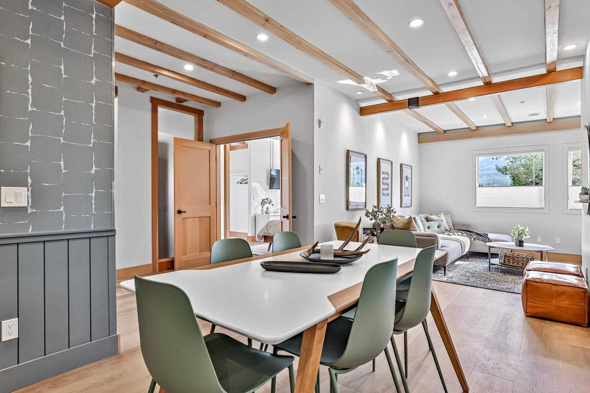 Ravens Crest Lodge - Stunning Views Perfectly Located On Main Street Canmore Buitenkant foto