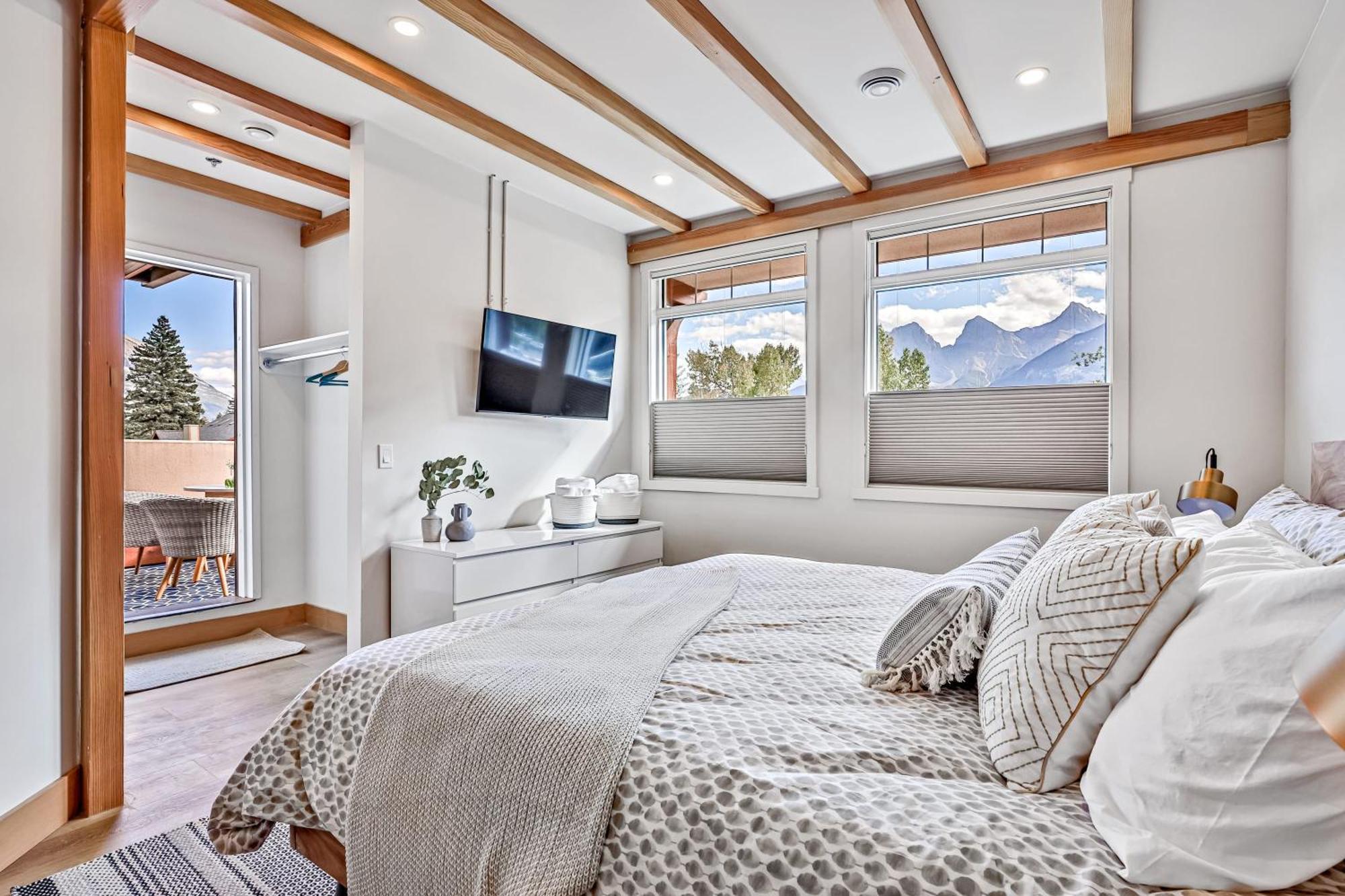 Ravens Crest Lodge - Stunning Views Perfectly Located On Main Street Canmore Buitenkant foto
