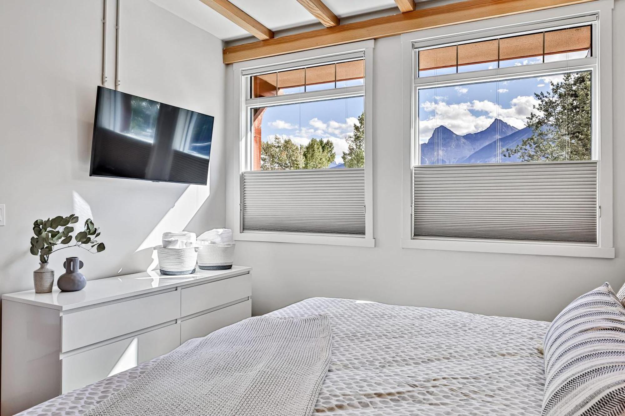 Ravens Crest Lodge - Stunning Views Perfectly Located On Main Street Canmore Buitenkant foto