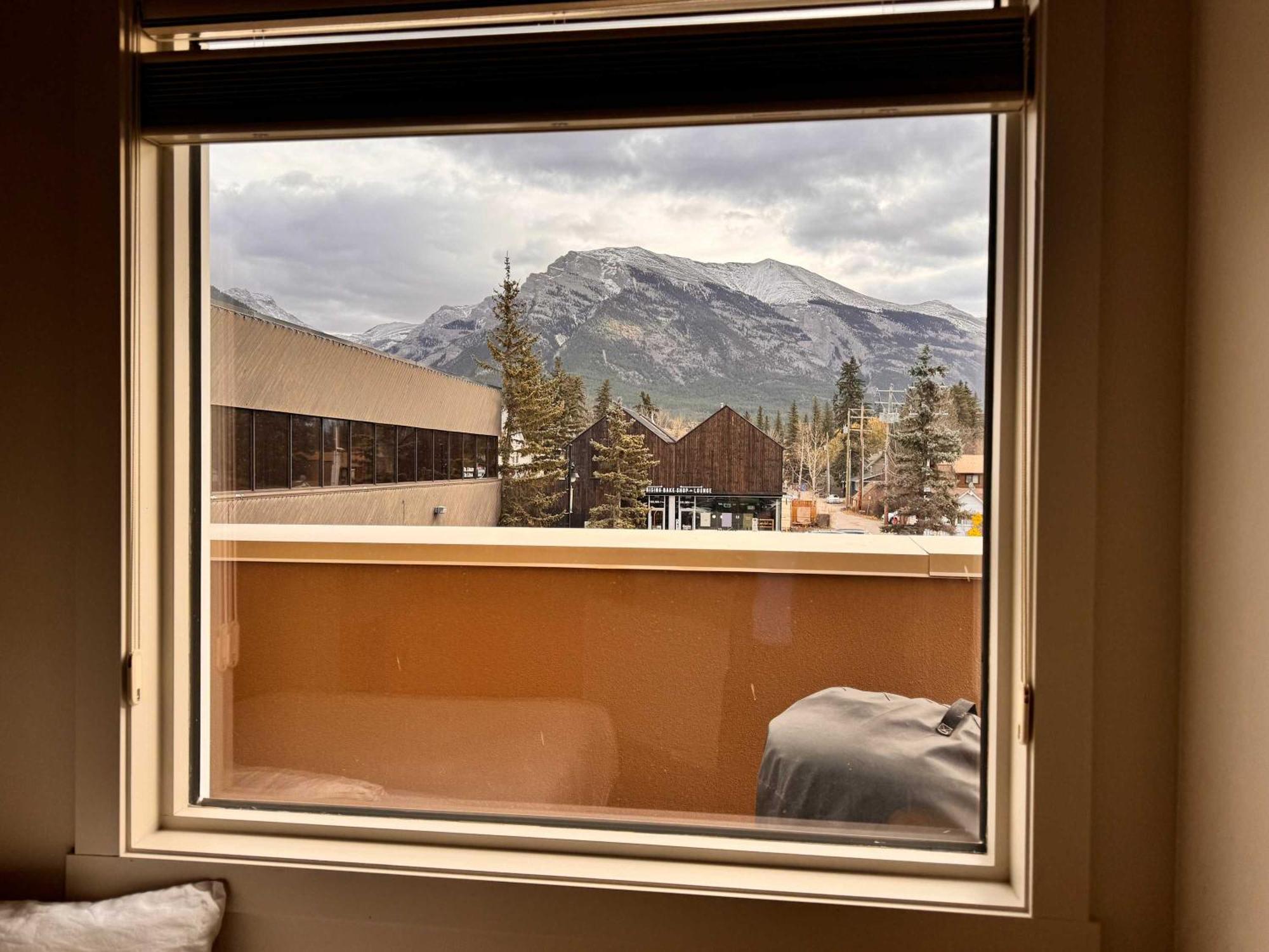Ravens Crest Lodge - Stunning Views Perfectly Located On Main Street Canmore Buitenkant foto