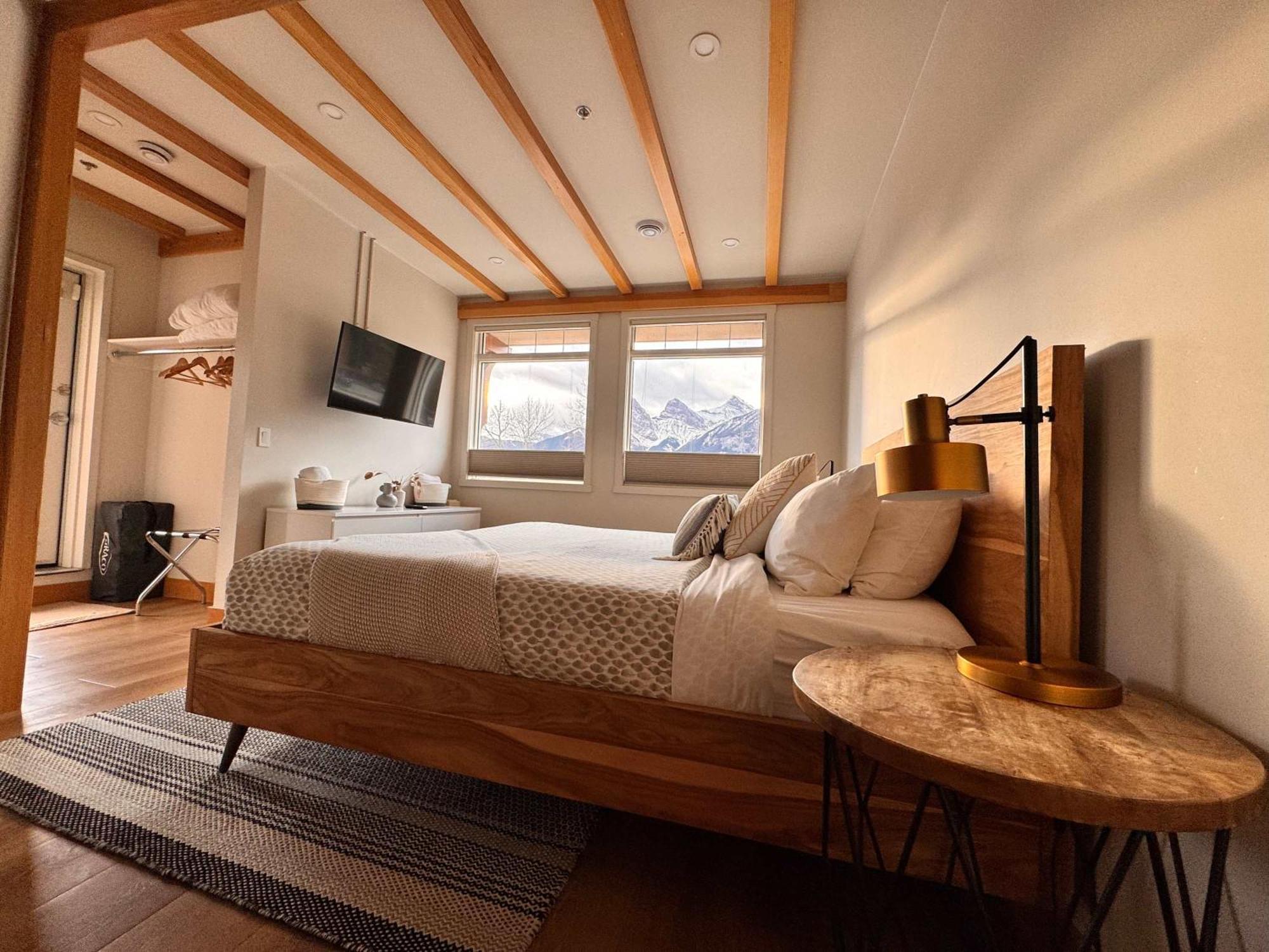 Ravens Crest Lodge - Stunning Views Perfectly Located On Main Street Canmore Buitenkant foto