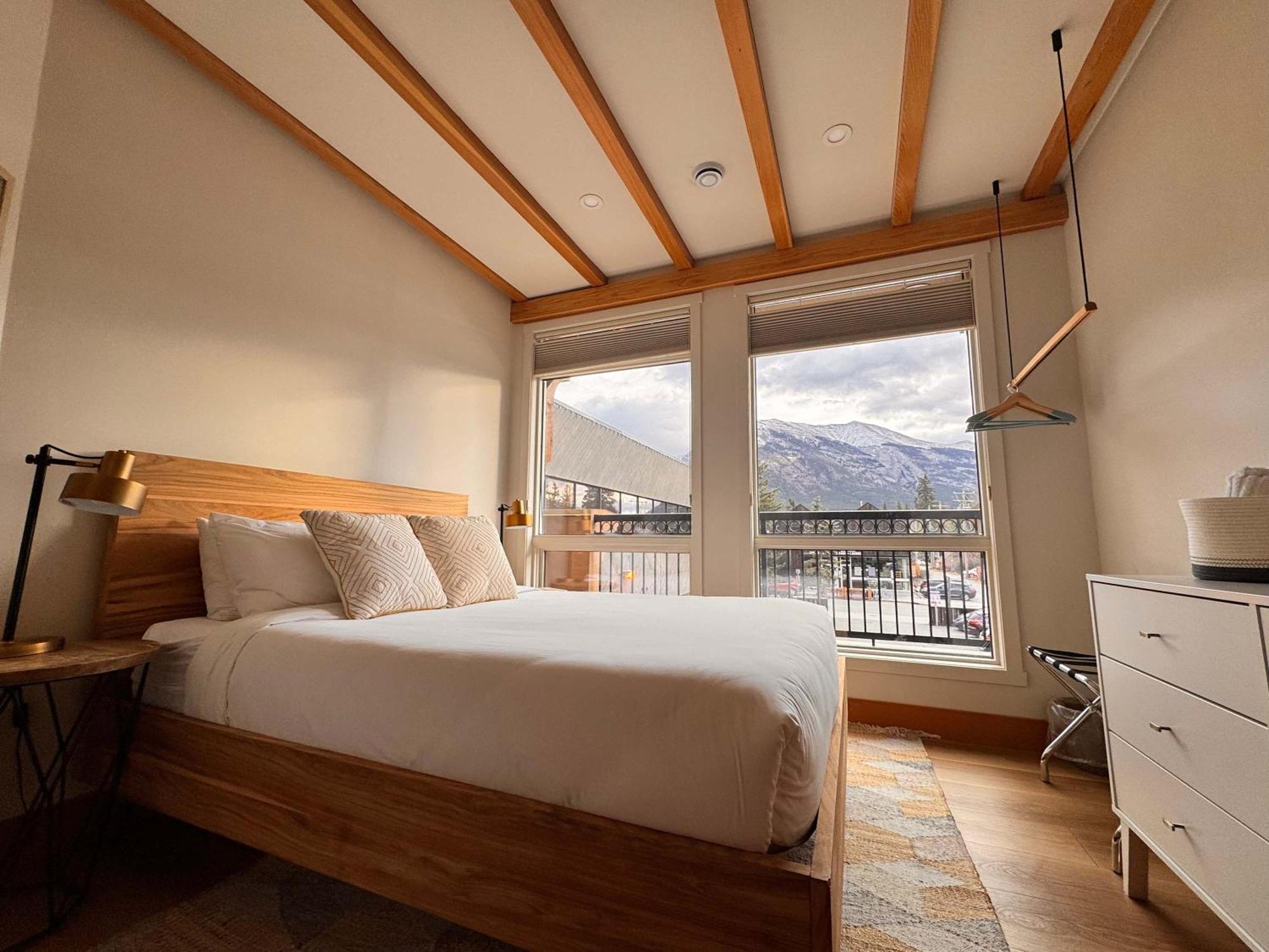 Ravens Crest Lodge - Stunning Views Perfectly Located On Main Street Canmore Buitenkant foto